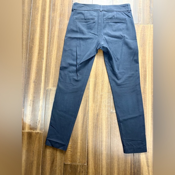 Old Navy size 2 Black Pixie Never Fade Straight Leg Slim Fit Pants Low Rise - Picture 10 of 11